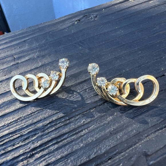 Signed Sarah Coventry Gold Modernist Square Swirl Rhinestone Clip On Earrings - Picture 1 of 4